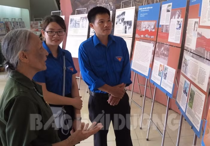 “走过战争”专题展在海阳省举行 ảnh 1