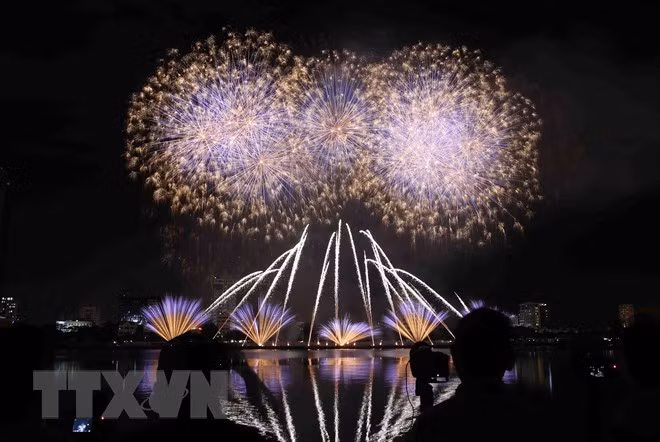 2018年岘港国际烟花节给游客留下深刻印象 ảnh 1 2018年岘港国际烟花节给游客留下深刻印象 ảnh 1