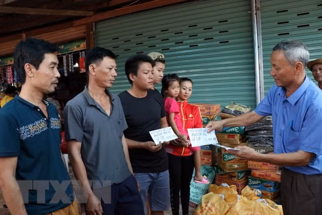 越南继续向老挝一水电站大坝坍塌受灾群众提供援助 ảnh 2 越南继续向老挝一水电站大坝坍塌受灾群众提供援助 ảnh 2