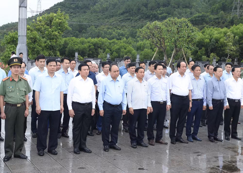 越南政府总理阮春福上香缅怀何辉习已故总书记 ảnh 1
