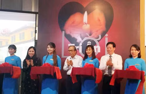 越南伤残军人与烈士日71周年：“感恩之语”展正式开幕 ảnh 1