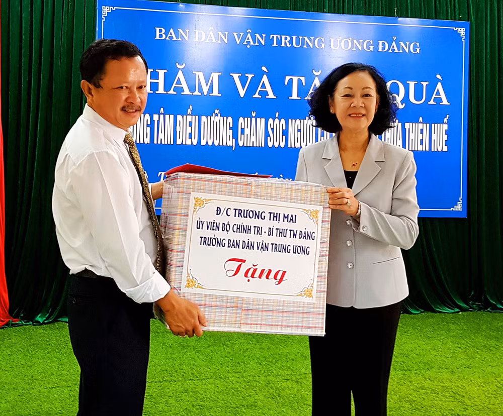 张氏梅向承天顺化省战争时期有功人员赠送慰问品 ảnh 1