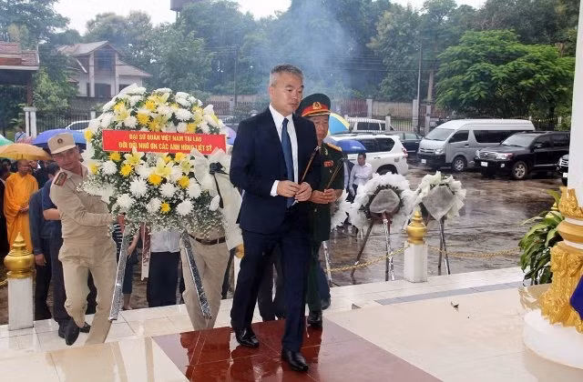 越南伤残军人与烈士日71周年纪念活动在老挝和柬埔寨举行 ảnh 1