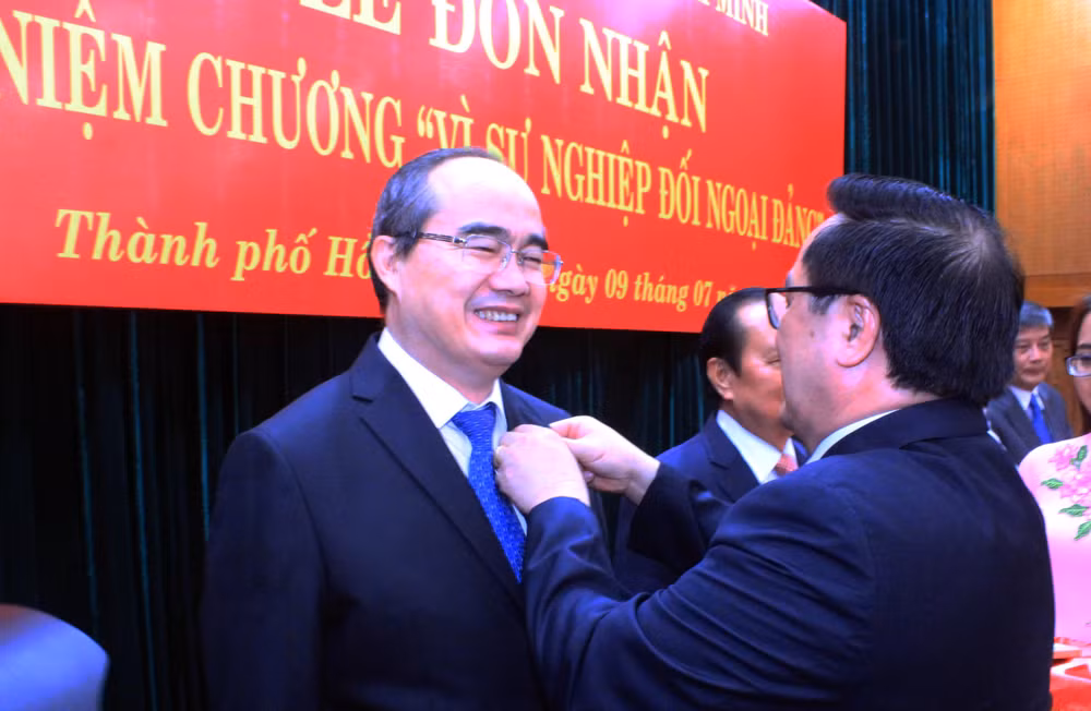 胡志明市多个先进集体和个人荣获“致力于党的对外事业”纪念章 ảnh 1