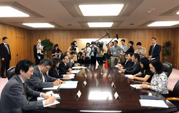 RCEP部长级会议间隙越南工贸部长陈俊英与日本领导举行双边会晤 ảnh 2