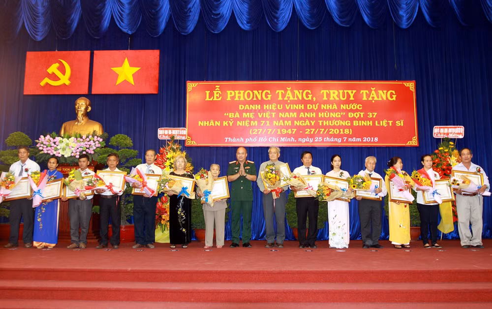 胡志明市向44位母亲授予和追授越南英雄母亲称号 ảnh 1