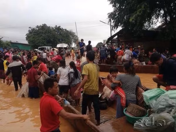 老挝水电站大坝坍塌：老挝总理通伦·西苏里赴现场监督救援 ảnh 2
