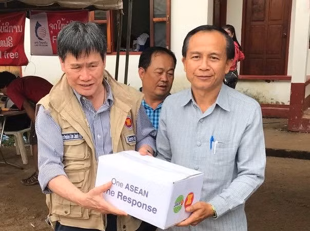 老挝水电站大坝坍塌:东盟秘书长走访慰问灾民 ảnh 1 老挝水电站大坝坍塌:东盟秘书长走访慰问灾民 ảnh 1