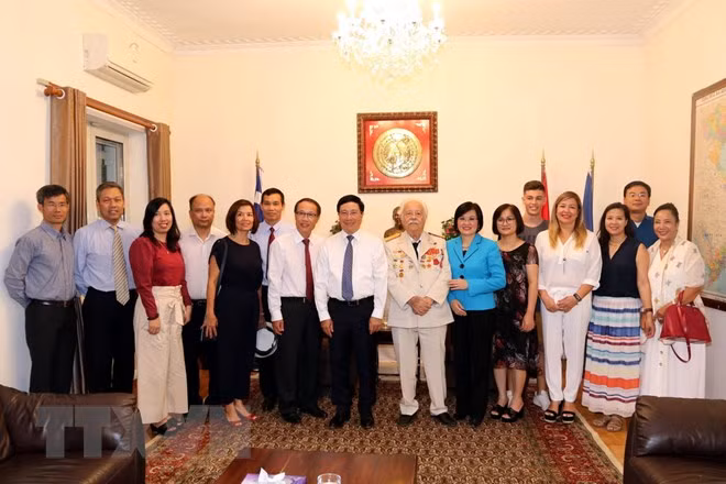 政府副总理范平明造访越南驻希腊大使馆 ảnh 1 政府副总理范平明造访越南驻希腊大使馆 ảnh 1
