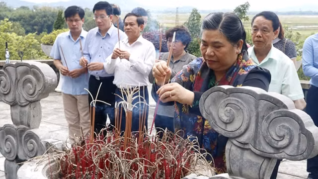 越南国会副主席丛氏放向陈富总书记陵墓献花上香 ảnh 1