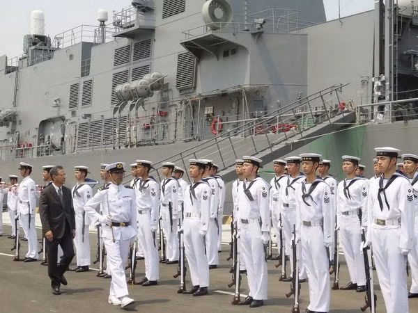 日本海上自卫队驱逐舰抵达金兰港对越南进行友好访问 ảnh 1 日本海上自卫队驱逐舰抵达金兰港对越南进行友好访问 ảnh 1