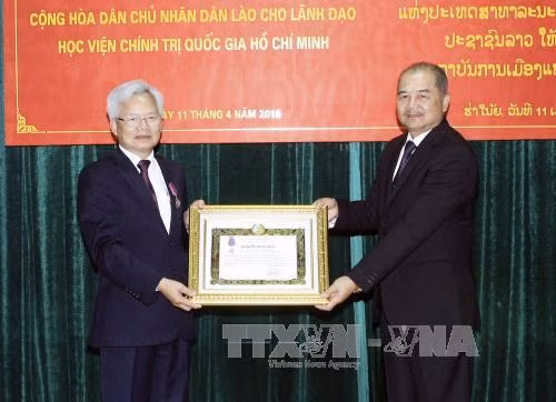 胡志明国家政治学院领导荣获老挝国家勋章 ảnh 1 胡志明国家政治学院领导荣获老挝国家勋章 ảnh 1