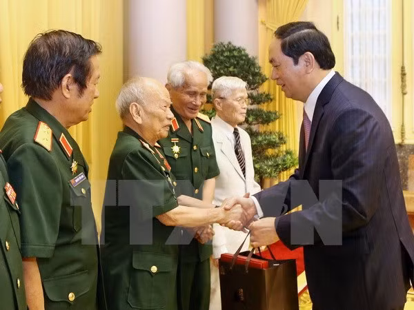 陈大光主席会见援老挝越南志愿军老指战员和老军事专家联络委员会代表 ảnh 1