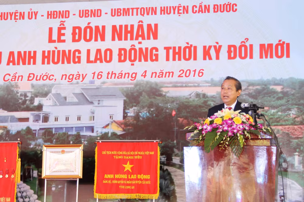 越南隆安省芹德县荣获革新时期劳动英雄称号 ảnh 1
