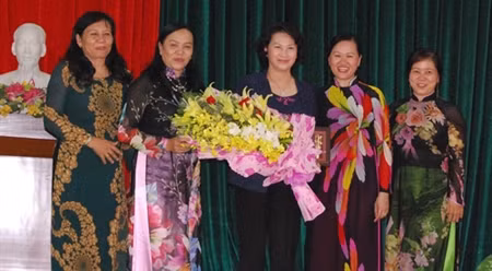 越南国会主席阮氏金银会见槟椥省历届女性干部代表 ảnh 1 越南国会主席阮氏金银会见槟椥省历届女性干部代表 ảnh 1