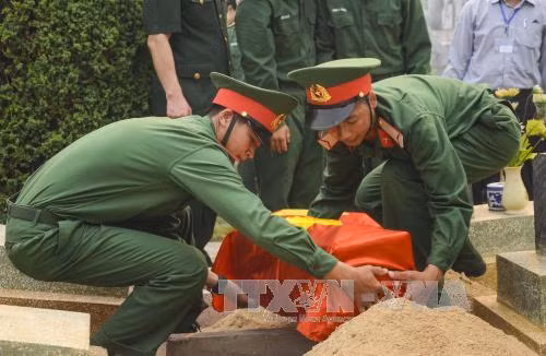 奠边省为27名在老挝牺牲的越南志愿军烈士举行追悼会 ảnh 1
