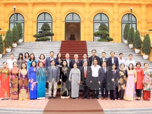 越南国家副主席邓氏玉盛会见武阿丁助学基金会代表团 ảnh 1