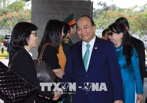 越南政府总理阮春福圆满结束对新加坡进行正式访问和出席第32届东盟峰会之行 ảnh 1 越南政府总理阮春福圆满结束对新加坡进行正式访问和出席第32届东盟峰会之行 ảnh 1