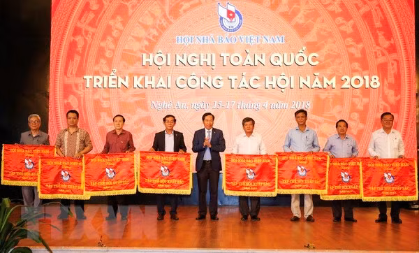 武文赏：新闻媒体为发挥人民当家作主权 巩固人民对党和国家的信任做出积极贡献 ảnh 4