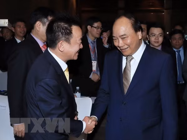 阮春福出席越南与新加坡商务论坛 ảnh 1