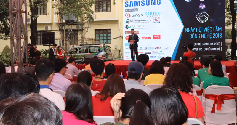 2018年国民经济大学招聘会吸引众多大学生参加 ảnh 1 2018年国民经济大学招聘会吸引众多大学生参加 ảnh 1