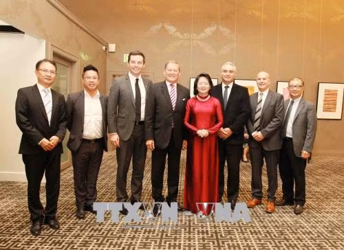 越南国家副主席邓氏玉盛会见美国首任驻越大使 ảnh 2 越南国家副主席邓氏玉盛会见美国首任驻越大使 ảnh 2