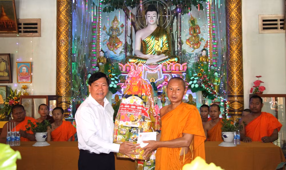 越南各省市纷纷向高棉族同胞致以新年祝福 ảnh 1