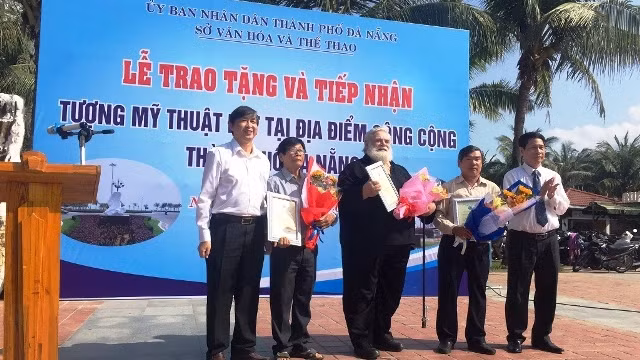 越南岘港市获赠两尊艺术雕像 ảnh 1