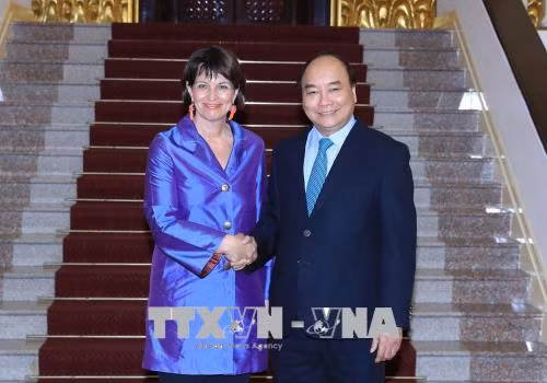 政府总理阮春福会见瑞士环境、交通、能源和电信部部长 ảnh 1