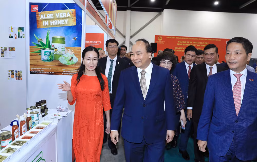 阮春福参观亚洲国际食品与酒店展越南国家馆 ảnh 1 阮春福参观亚洲国际食品与酒店展越南国家馆 ảnh 1