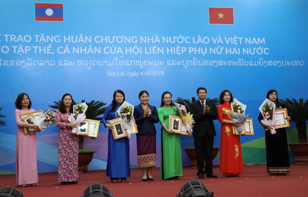 越南与老挝向两国优秀妇女授予勋章 ảnh 1
