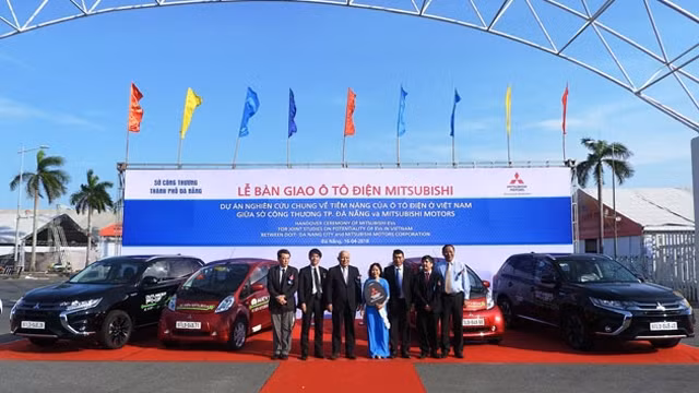 日本三菱汽车集团向岘港市交付电动汽车 ảnh 1
