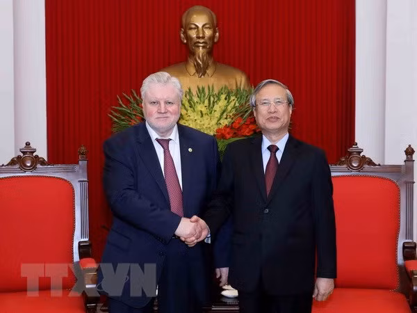 越共中央常务书记处书记陈国旺会见公正俄罗斯党代表团 ảnh 1