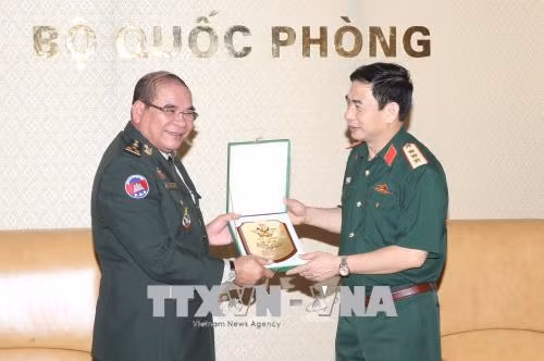 越南人民军总参谋长会见柬埔寨王国皇家武装最高指挥部副联合参谋长 ảnh 1