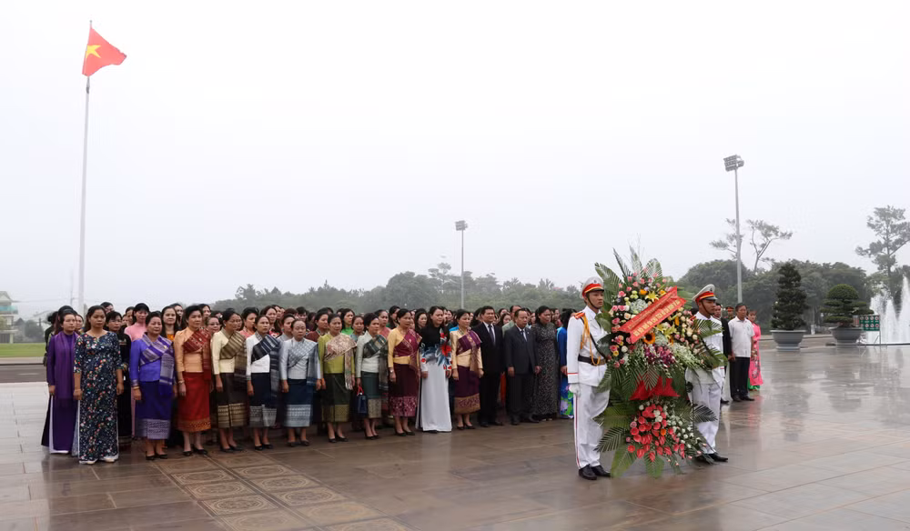 越南与老挝向两国优秀妇女授予勋章 ảnh 2
