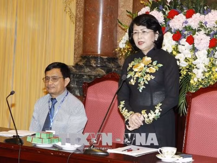 国家副主席邓氏玉盛会见昆嵩省革命有功者代表团 ảnh 1