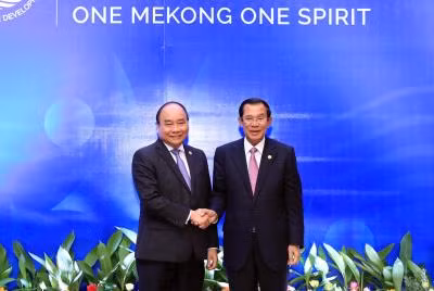 政府总理阮春福与柬埔寨首相洪森举行双边会晤 ảnh 1