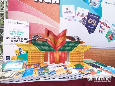 越南图书日：共有60多种书籍的 “融入世界经济书柜”正式亮相 ảnh 1