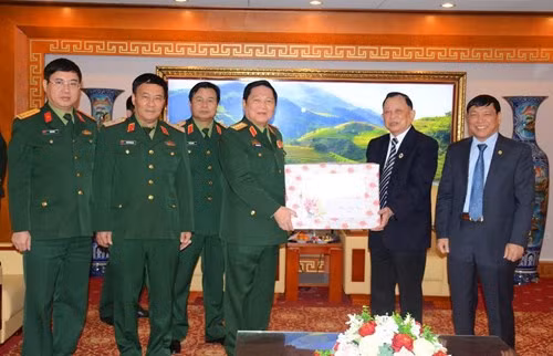 国防部长吴春历大将走访越南老战士协会中央委员会送上新春祝福 ảnh 1