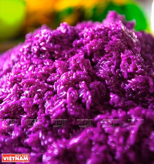 芹苴市风味独特的美食：接长草长条粽 ảnh 4