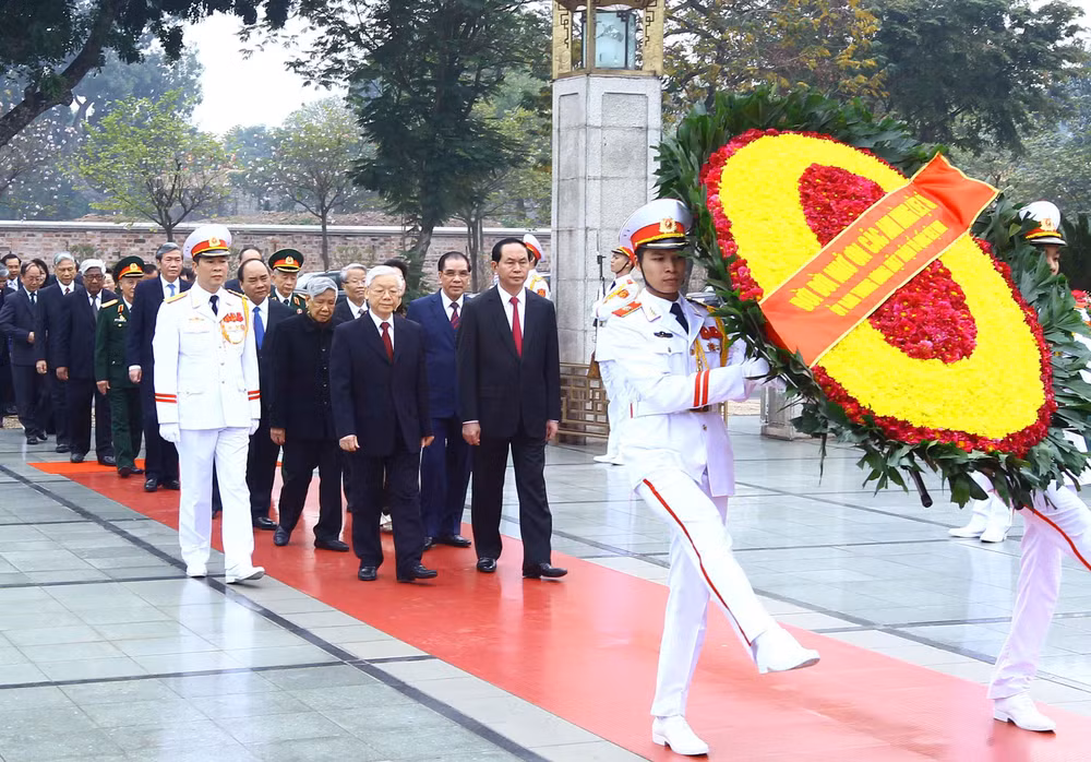 越南党和国家领导人拜谒胡志明主席陵墓 向英烈纪念碑敬献花圈 ảnh 1