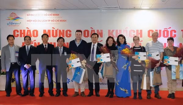 胡志明市接待2017年首批国际游客 ảnh 1