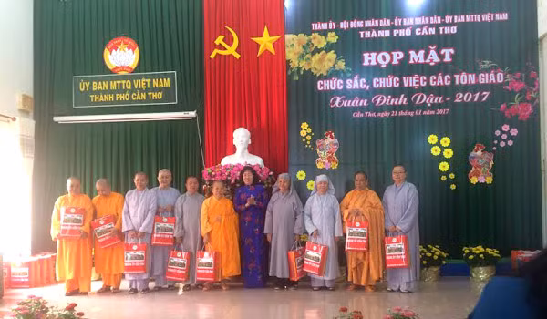 越南芹苴市举行宗教界人士2017年春节见面会 ảnh 1