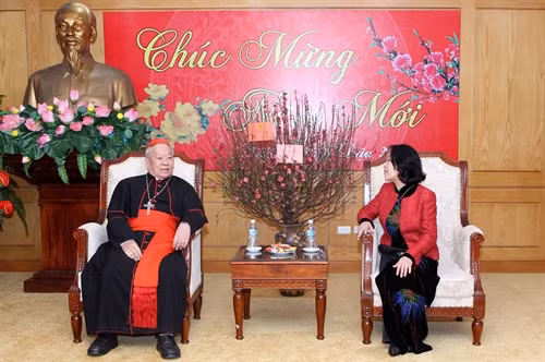中央民运部部长张氏梅会见前来拜年的河内总教区代表团 ảnh 1
