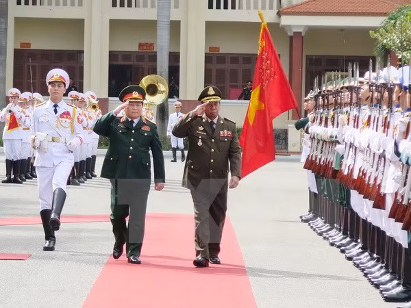 越南国防部长吴春历与柬埔寨国防大臣迪拜举行会谈 ảnh 1