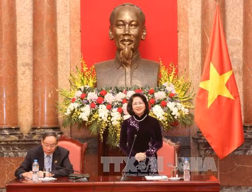 国家副主席邓氏玉盛会见越南橙剂受害者协会代表 ảnh 1