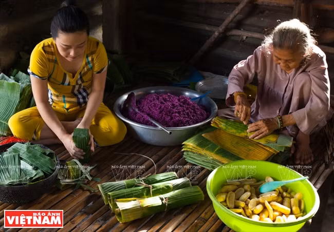 芹苴市风味独特的美食：接长草长条粽 ảnh 7