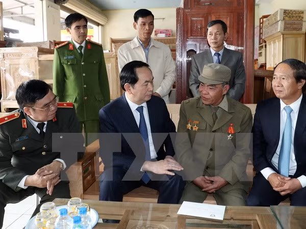 越南国家主席陈大光赴海防市给公安和海军战士拜年 ảnh 1