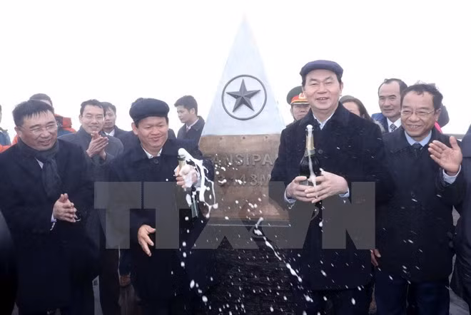 陈大光主席登上番西邦峰出席升旗仪式 ảnh 1