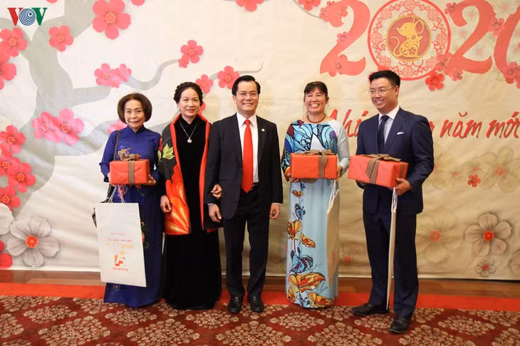 旅居世界各国越南人举行2020庚子春节迎春活动 ảnh 1